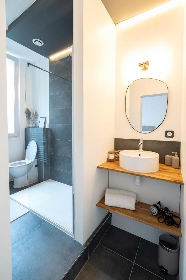 So Guest, Clou Dans Le Fer, Modern Near Cathedral Reims