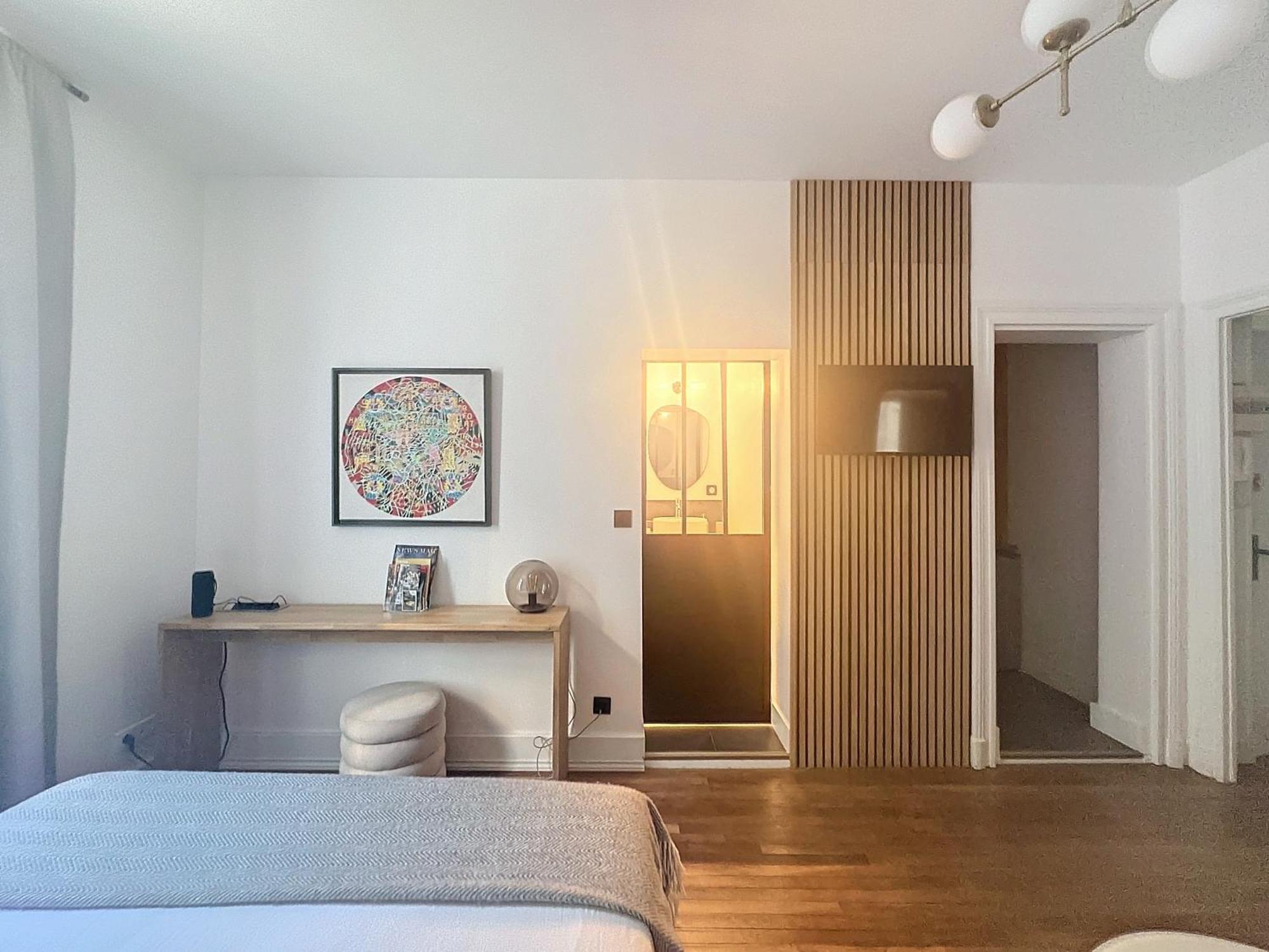 So Guest, Clou Dans Le Fer, Modern Near Cathedral Reims